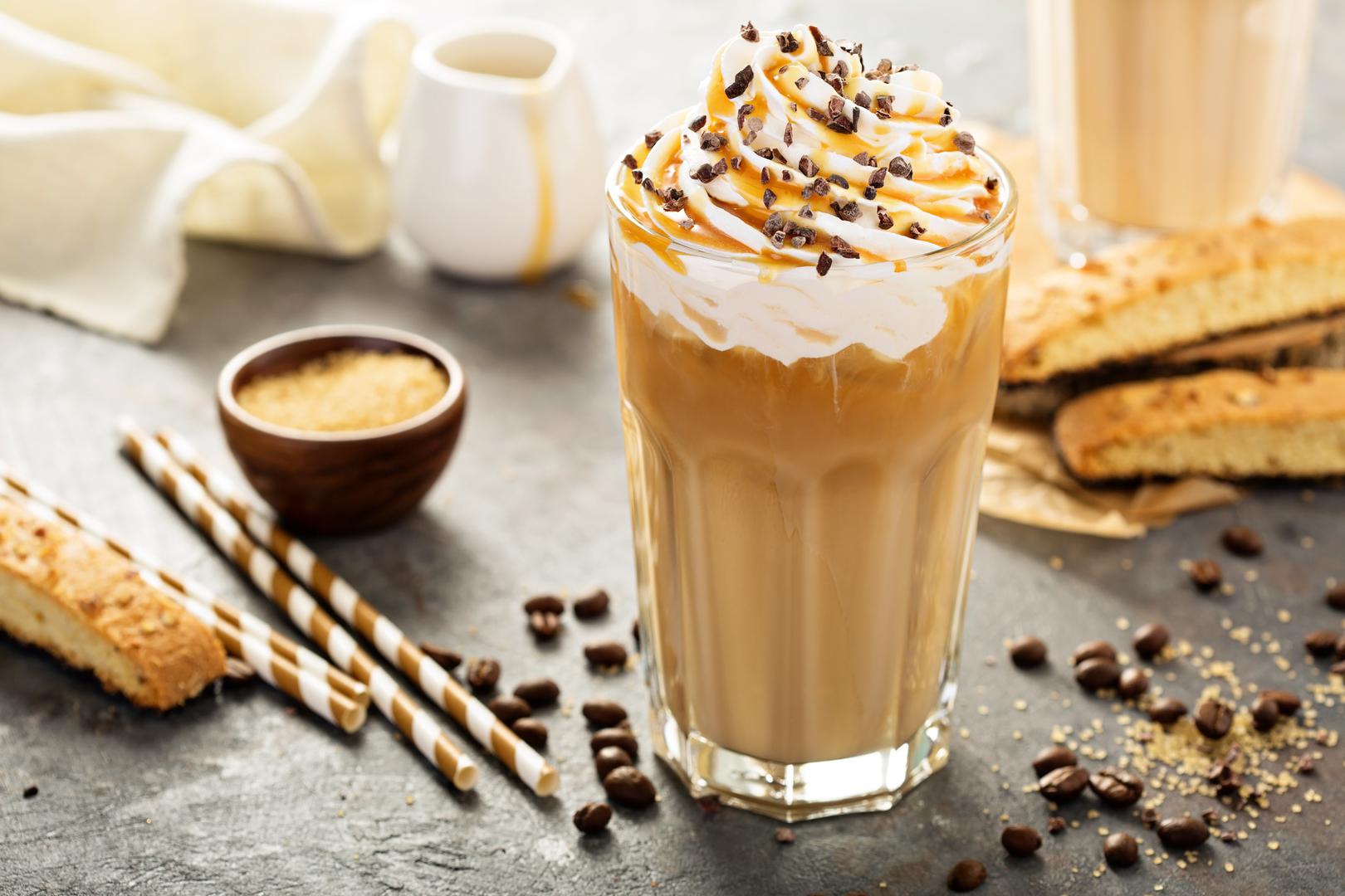2. Frappuccino: Nije važno koliko su ukusni, sljedeći put kad budete u Starbucksu, preskočite Frappuccino (ili bilo koji napitak od miješane kave negdje drugdje). Umjesto toga, ako želite slatku poslasticu s kofeinom, uzmite nešto manje dekadentno, poput ledenog lattea od zobenog mlijeka ili ledenog americana s jednom aromom. ‘Izričito ističem Frappuccino jer ih mnogi ljudi naručuju misleći da će dobiti kavu, a zapravo samo dobivaju milkshake s više od 500 kalorija’, rekla je Rizzo. Što je još gore, te kalorije su ono što stručnjaci za fitness nazivaju ‘praznim kalorijama’ - hrana ili piće koje povećava vaš dnevni ukupni kalorijski unos, a da pritom nema nikakvih zdravstvenih prednosti. ‘To je uglavnom samo šećer, pa vam neće pomoći’, objasnila je Rizzo, ‘Neće vas držati sitima. Neće pomoći vašim mišićima da se oporave. I očito će vam olakšati unos viška kalorija’. 